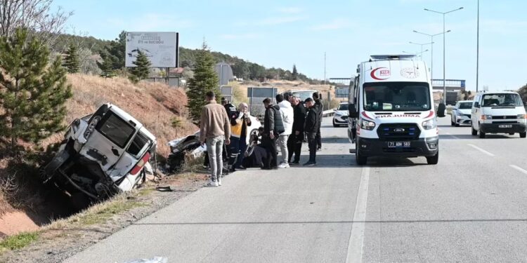 İki avtomobil toqquşdu: 8 yaralı