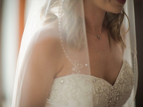 Toyda qızın açıq-saçıq gəlinliyi müzakirə yaratdı - VİDEO