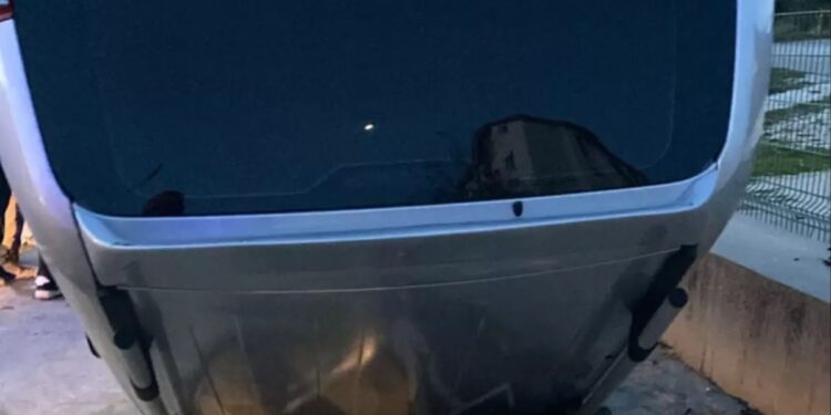 Minik avtomobili velosiped sürənin üstünə aşdı