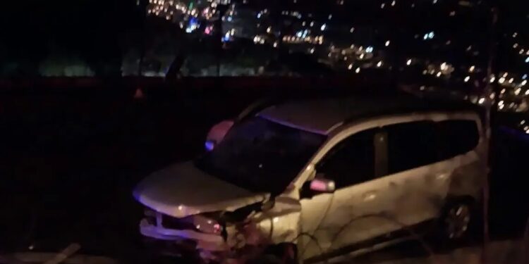 Avtomobil evin damına aşdı: 4 yaralı