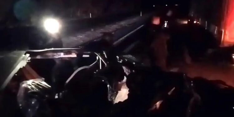 Jandarmanın istifadə etdiyi avtomobil TIR-a çırpıldıdı: Jandarm zabiti yaralandı