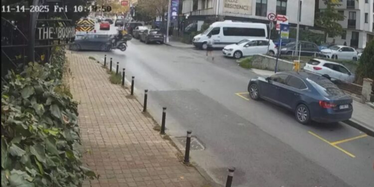 Minik avtomobili və motosiklet toqquşdu