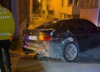 Polisin dayan əmrinə tabe olmayan sürücü 3 avtomobilə çırpıldı