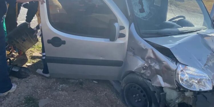 İki avtomobil toqquşdu: 1 ölü, 4 yaralı