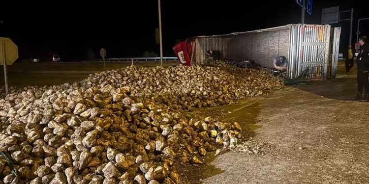 Minik avtomobili və TIR toqquşdu: 3 yaralı