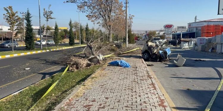 Avtomobil əvvəl səkiyə daha sonra ağaca çırpıldı: 1 ölü, 2 yaralı