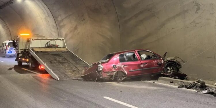 Avtomobil tunelin divarına çırpıldı: 2 yaralı