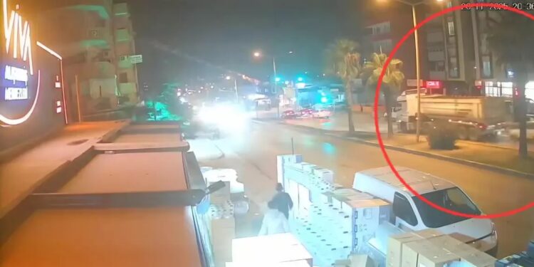 Minik avtomobili TIR-a arxadan çırpıldı: 1 yaralı