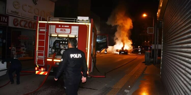 Parklanmış vəziyyətdə olan avtomobil yandı