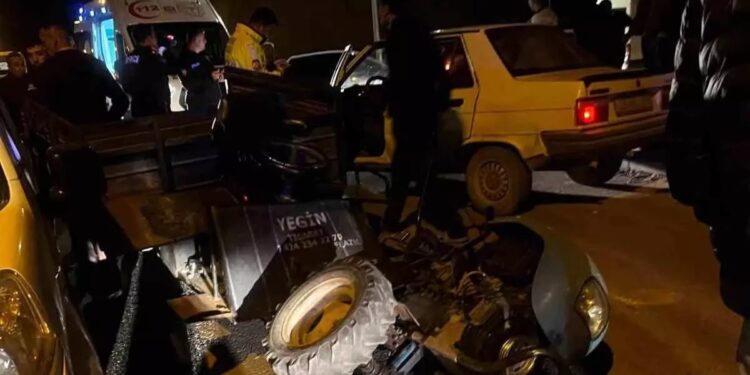 Üç təkərli motosiklet və minik avtomobil toqquşdu: 3 yaralı