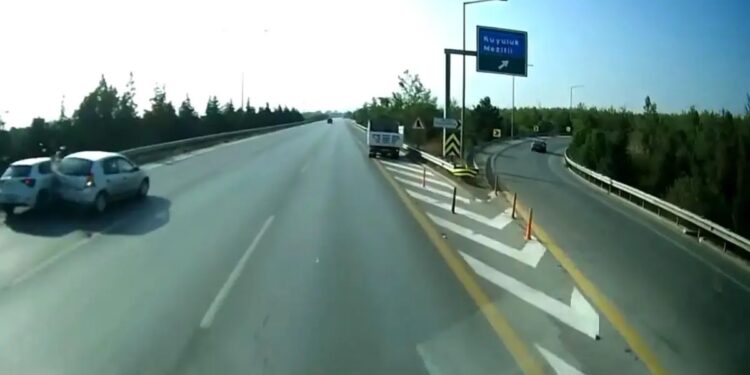 İki avtomobil toqquşdu