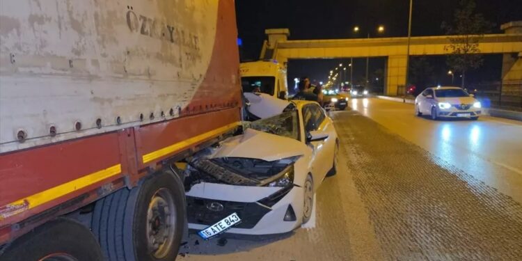 Minik avtomobili TIR-ın altına girdi: Sürücü yaralandı