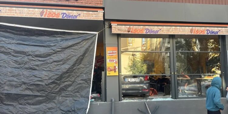 Avtomobil dönər satılan yerə girdi