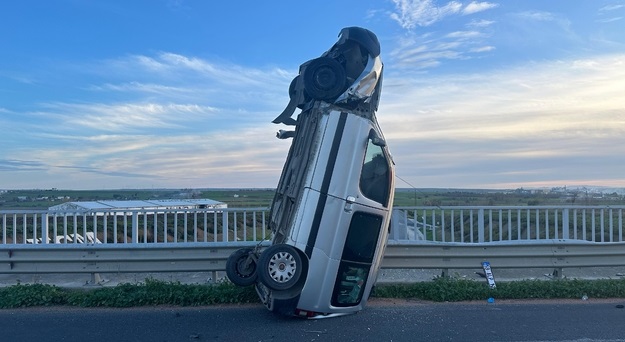 Avtomobil baryerə çırpılaraq düz vəziyyətdə qaldı: 2 yaralı