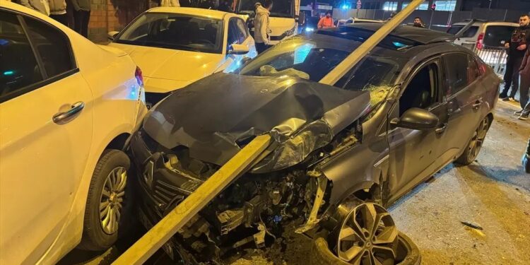 Avtomobil yol nişanına çırpıldı: Sürücü yaralandı