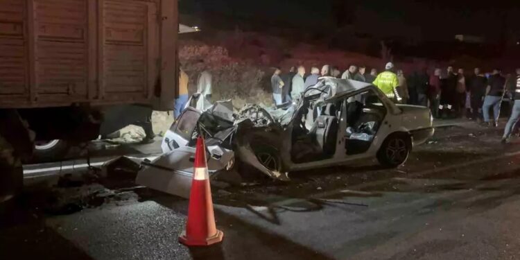 Minik avtomobili yük maşınına çırpıldı: 3 ölü