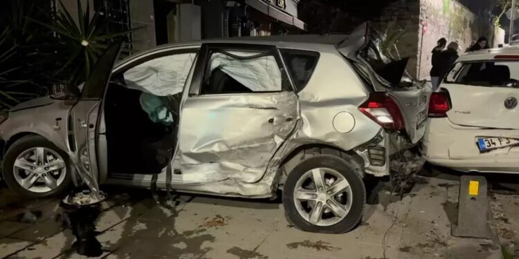 Avtomobil divara çırpıldı: 2 yaralı