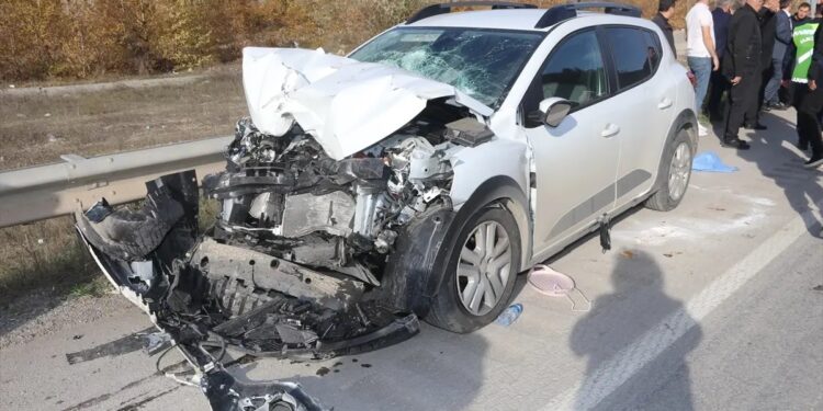 Minik avtomobili və yük maşını toqquşdu: 3 yaralı