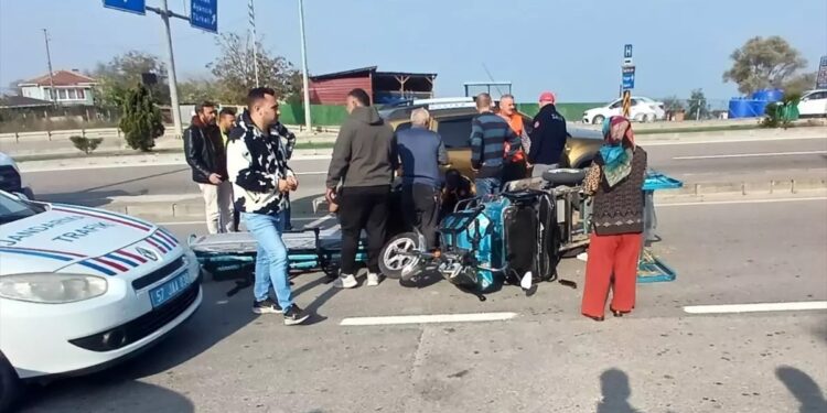 Minik avtomobili elektrikli velosipedlə toqquşdu: 3 yaralı