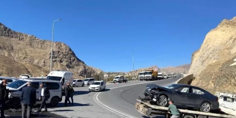 Minik avtomobili və yük maşını toqquşdu: 3 yaralı