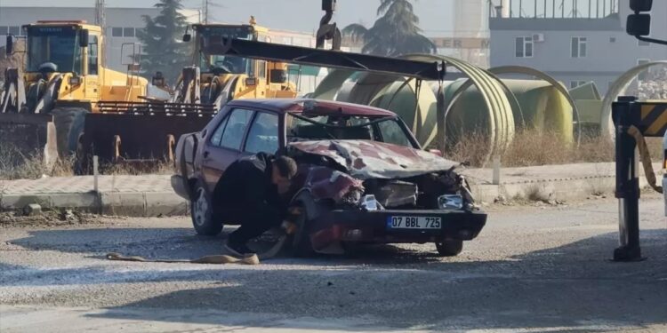 Minik avtomobili və TIR toqquşdu: 4 yaralı