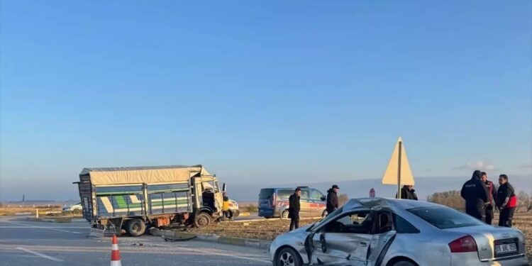 Minik avtomobili və yük maşını toqquşdu: 6 yaralı