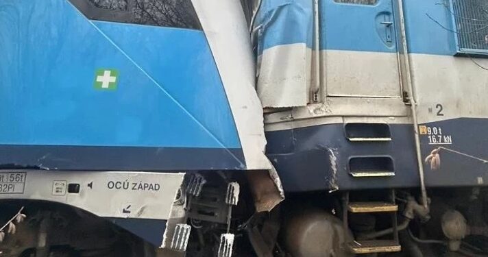 İki sərnişin qatarı toqquşdu: 57 yaralı