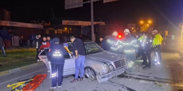 Polisin dayan əmrinə tabe olmayan sürücü avtomobili avtobusa çırpdı: 2 yaralı