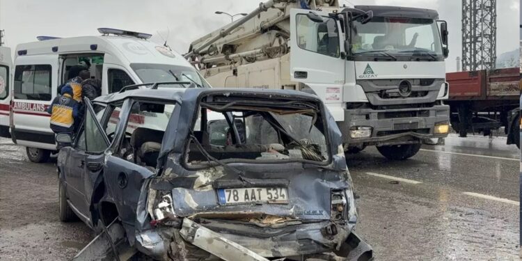 Minik avtomobili və betonqarışdıran avtomobil toqquşdu: 5 yaralı