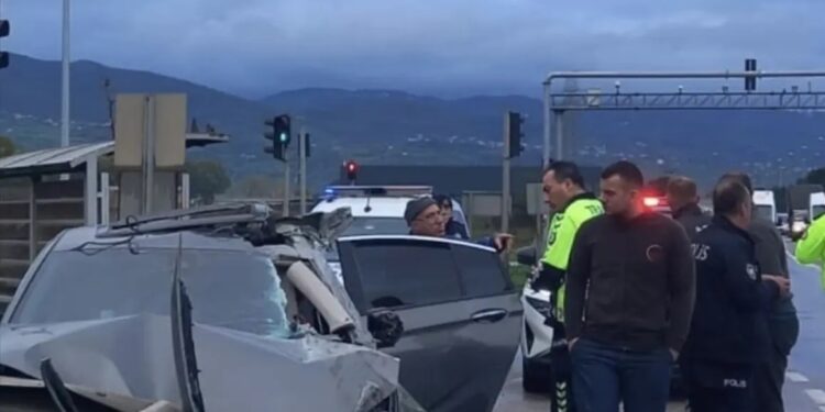 Minik avtomobili və yük maşını toqquşdu: 3 yaralı