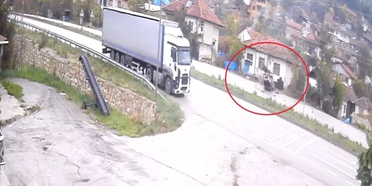 Avtomobil yol nişanına çırpılaraq aşdı: Sürücü yoruldu