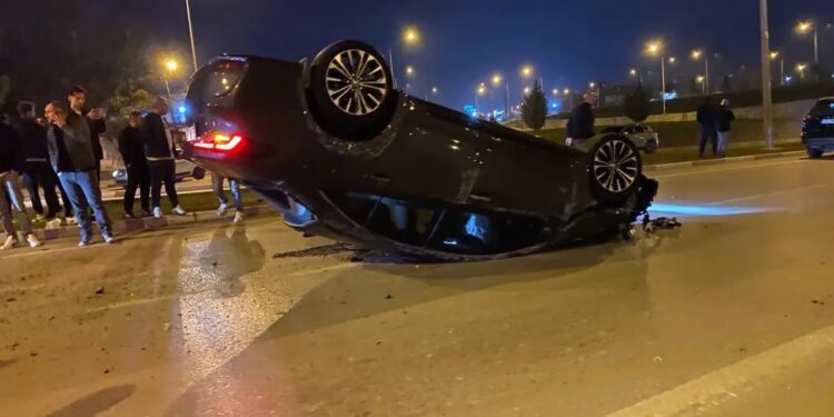 İki avtomobil toqquşdu: Avtomobillərdən biri aşdı