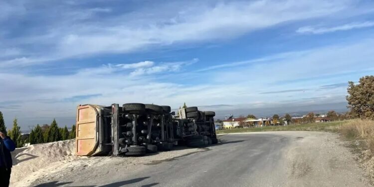 TIR aşdı: 1 yaralı