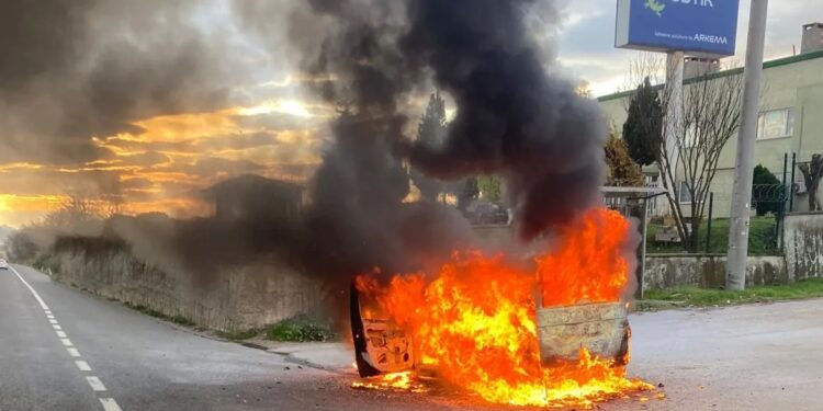 Hərəkətdə olan avtomobil yandı