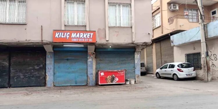 Avtomobil marketə çırpıldı: 4 yaralı