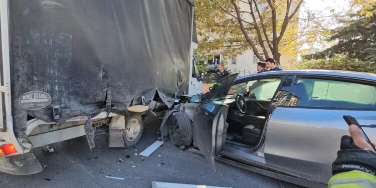 “Tesla” əvvəlcə divara daha sonra parklanmış vəziyyətdə olan yük maşınana çırpıldı