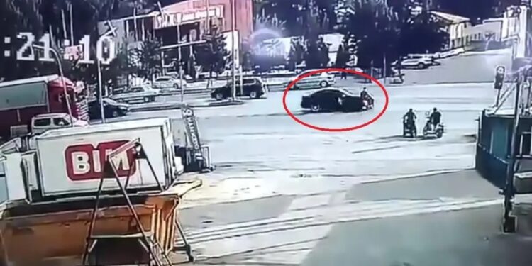 Motosiklet və minik avtomobili toqquşdu: Sürücü yaralandı