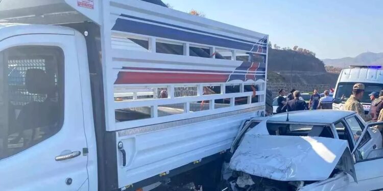 Minik avtomobili və yük maşını toqquşdu: 1 ölü, 3 yaralı