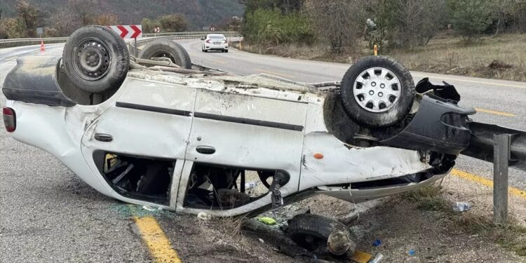 Avtomobil baryerlərə çırpılaraq aşdı: 2 yaralı