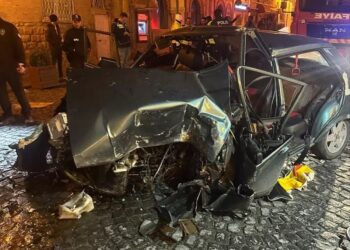 Avtomobil divara çırpıldı: 4 yaralı