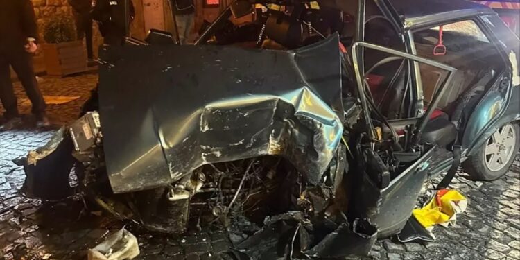 Avtomobil divara çırpıldı: 4 yaralı