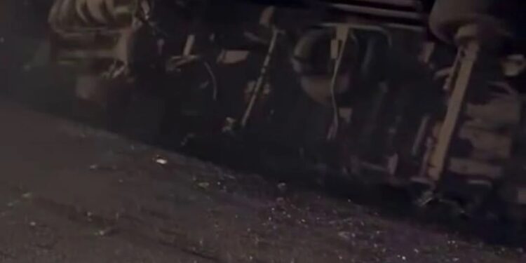 Yük maşını işıq dirəyinı çırpılaraq aşdı