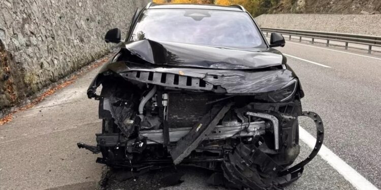 Elektrikli avtomobil istinad divarına çırpıldı