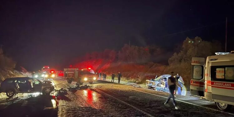 Minik avtomobili və cip toqquşdu: Ər və arvad öldü