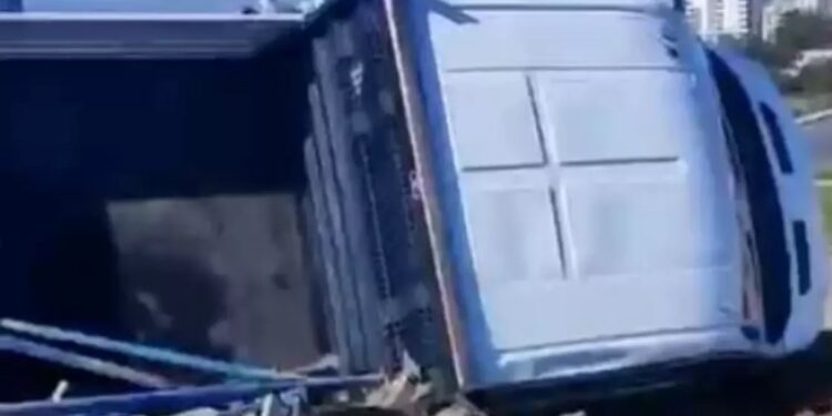 Minik avtomobili və yük maşını toqquşdu: 2 yaralı