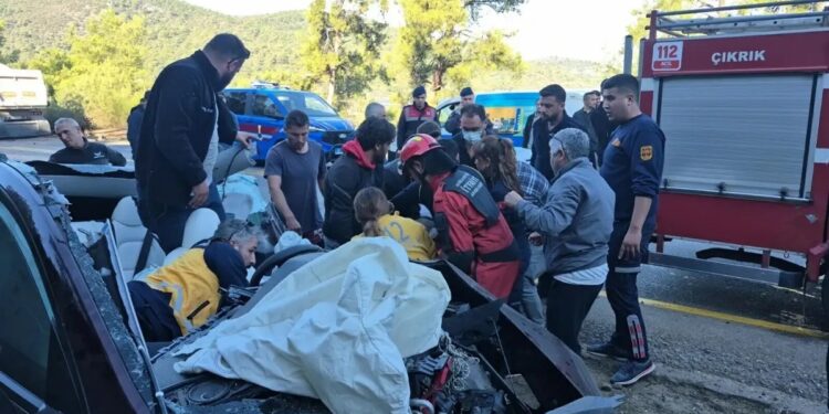 Minik avtomobili TIR toqquşdu: 2 yaralı