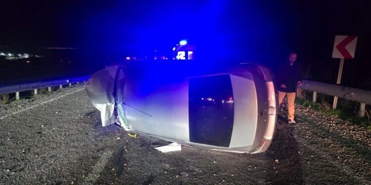 Avtomobil yol kənarına aşdı: 2 yaralı