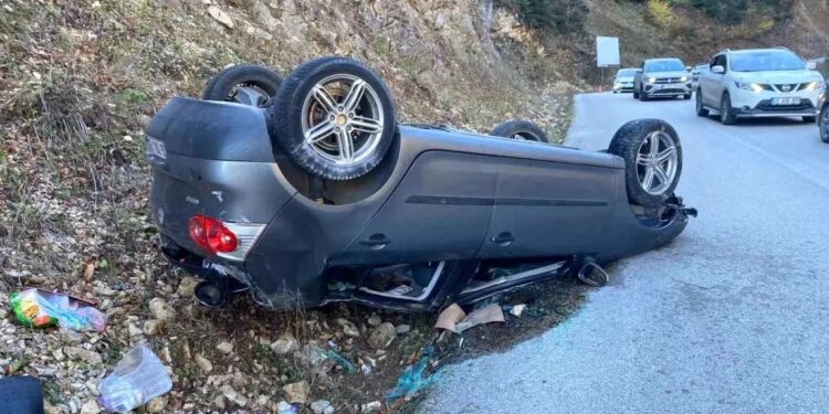 Buzlu yol qəzaya səbəb oldu: 2 yaralı