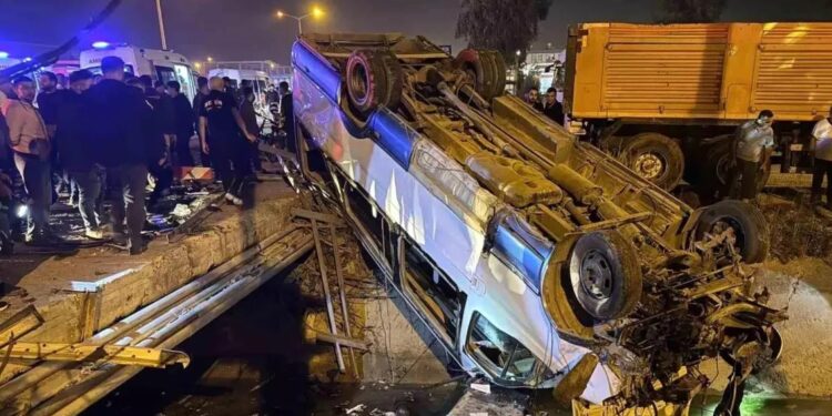 Minik avtomobili və mikroavtobus toqquşdu: 10 yaralı