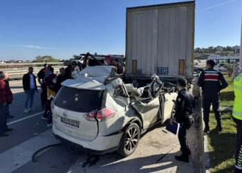 Minik avtomobili parklanmış vəziyyətdə olan TIR-a çırpıldı: 1 ölü